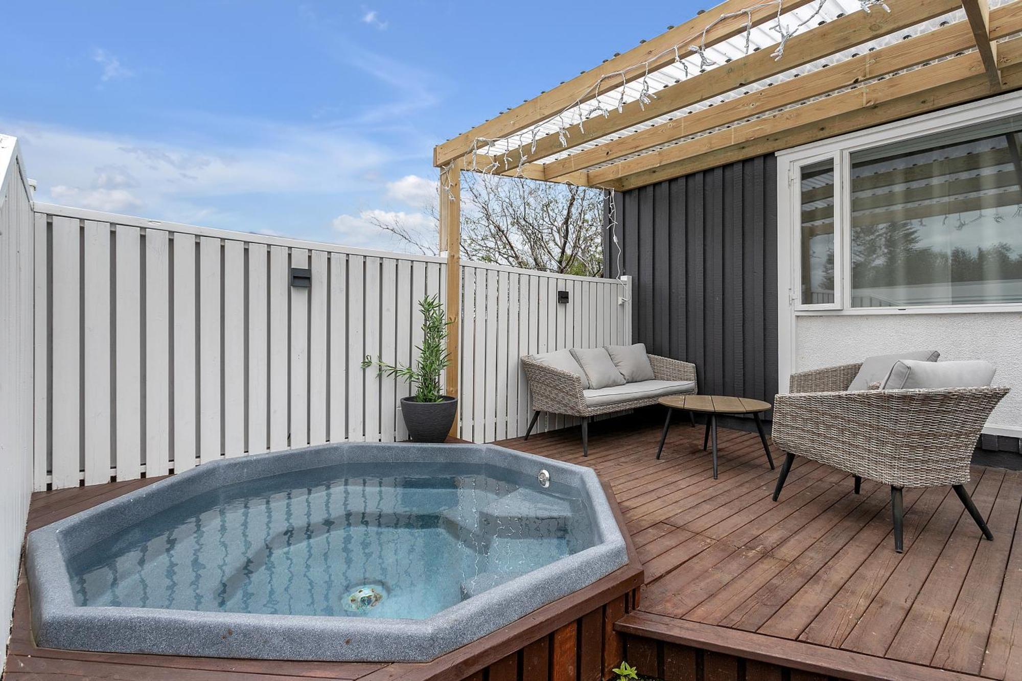 House - Villa With Garden And Hot Tub, 2 Min From Reykjavik Garthabaer Esterno foto