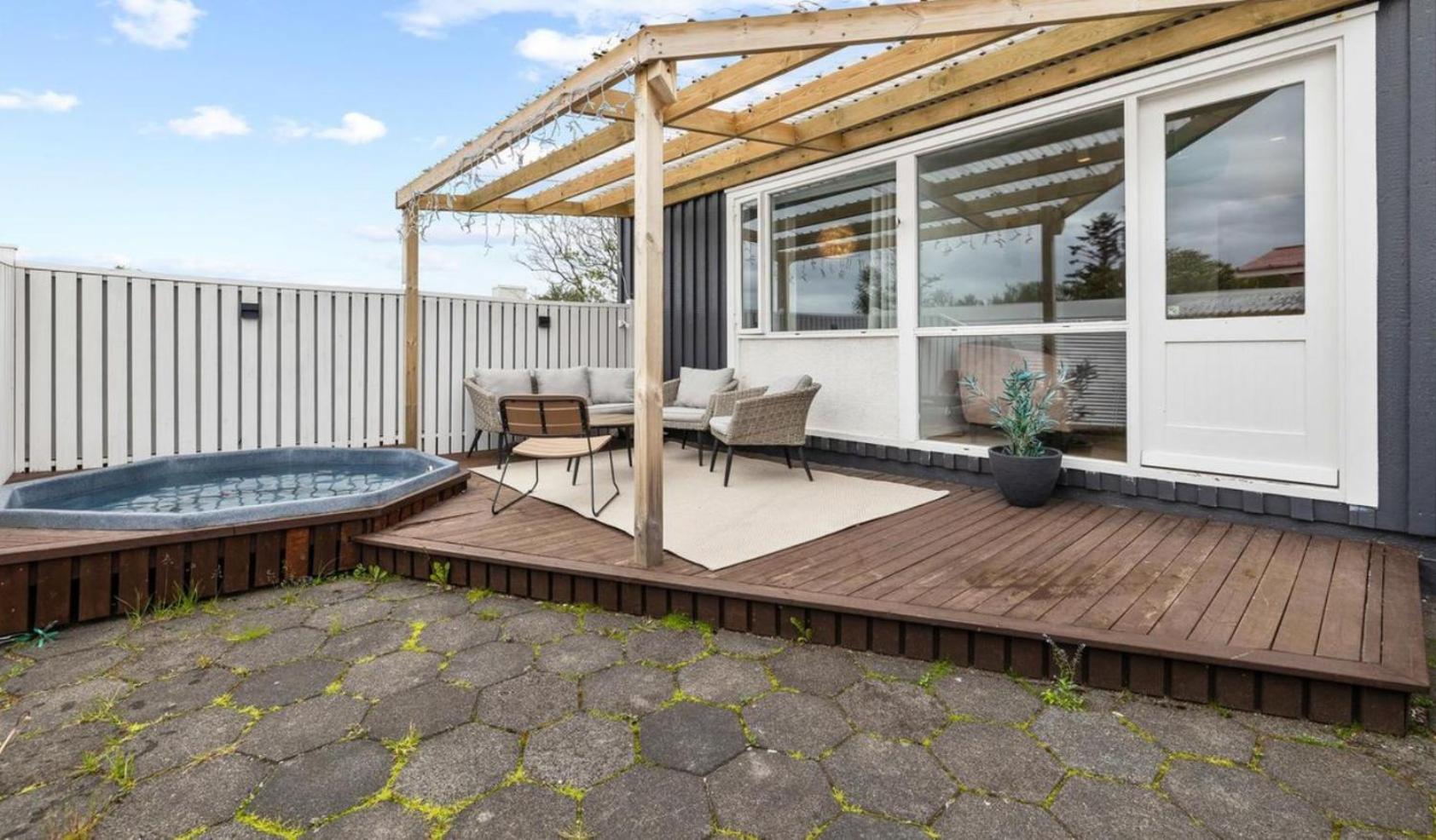House - Villa With Garden And Hot Tub, 2 Min From Reykjavik Garthabaer Esterno foto