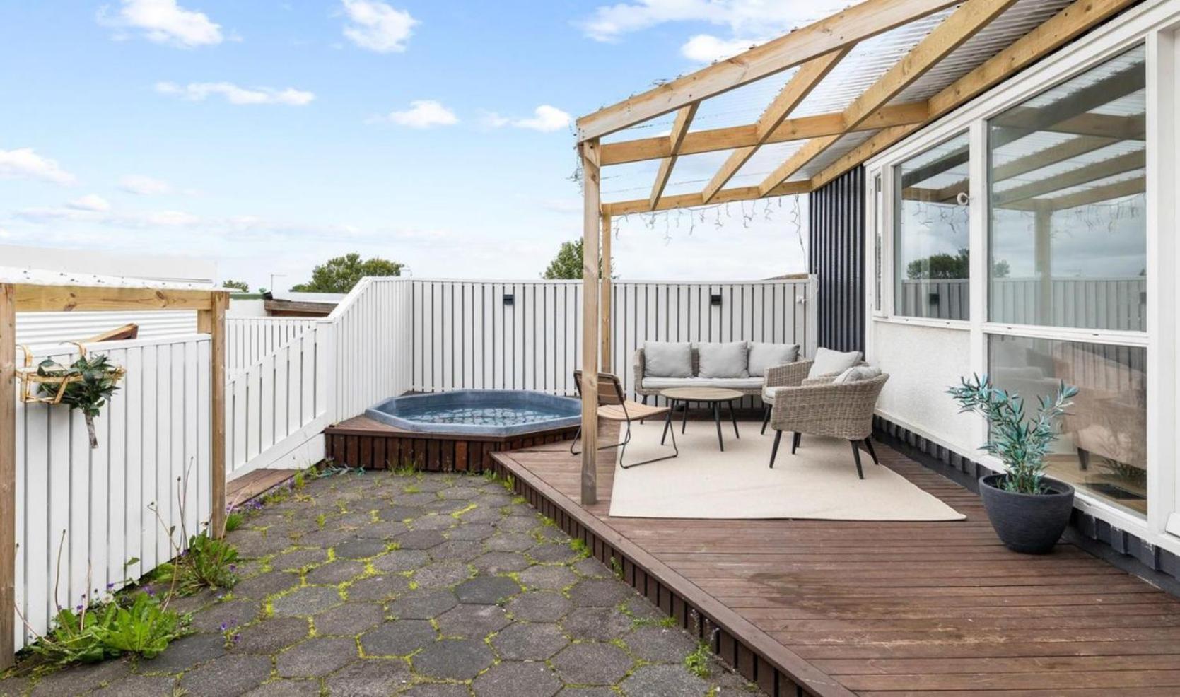 House - Villa With Garden And Hot Tub, 2 Min From Reykjavik Garthabaer Esterno foto